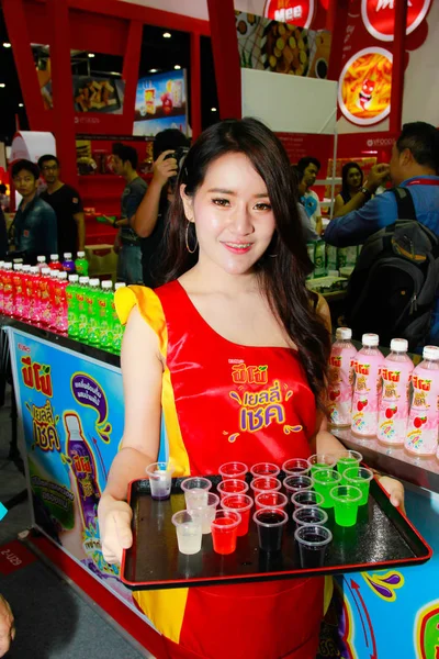 2018年6月02日 在泰国曼谷 2018 Thaifex 世界食品亚洲的不知名的女主持人在2018年6月02日 — 图库照片