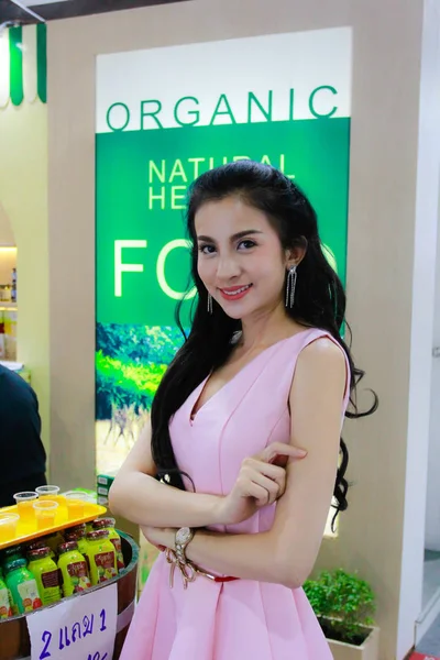 Bangkok, Tayland - 02 Haziran 2018: Kimliği belirsiz kadın sunucu poz Thaifex - Bangkok, Tayland Gıda Asya 2018 02 Haziran 2018 Dünya.
