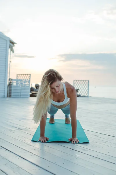 Jonge Vrouw Oefenen Yoga Het Strand — Stockfoto