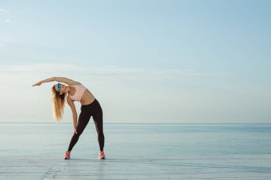 germe egzersiz yaparak genç bir kadın portresi