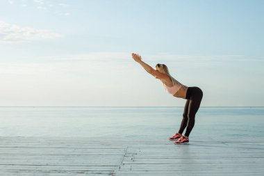 Genç güzel kadın germe yapıyor