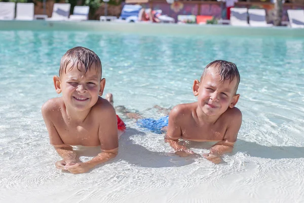 快乐的兄弟在游泳池里玩的开心时光 — 图库照片