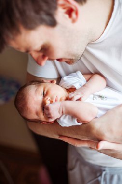 Mutlu genç baba onun tatlı sevimli yeni doğan çocuk portresi