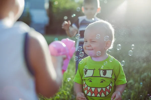 Malý Chlapec Hraje Mýdlovými Bublinami Letním Parku — Stock fotografie