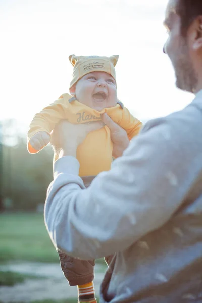 Padre Sosteniendo Feliz Sonriente Bebé — Foto de Stock