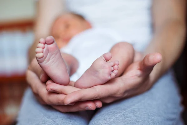 Ноги Новорожденного Руках Родителей — стоковое фото