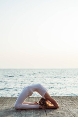 pratik Yoga plajdaki kız