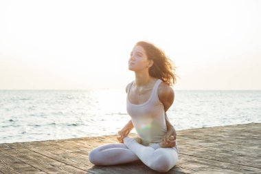 pratik Yoga plajdaki kız