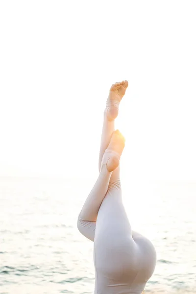 Junge Hübsche Frau Beim Yoga Draußen Auf Dem Dach Einem — Stockfoto