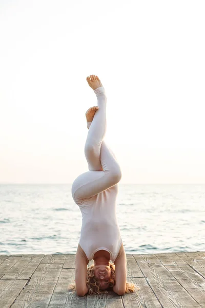 Mooie Jongedame Doen Yoga Buiten Dak Zonnige Zomerdag — Stockfoto