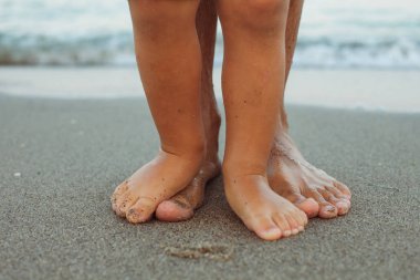 Baba ve oğlu ayak kum üzerinde