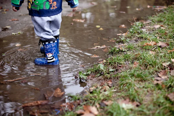 Niño Está Caminando Charcos Otoño — Foto de Stock