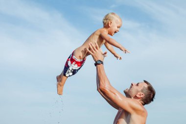 Küçük mutlu çocuk yaz gün denizde babamla sahiptir