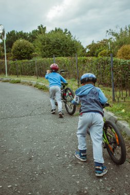 Baba ve çocuklar eğleniyor doğa bir bisiklet sürme