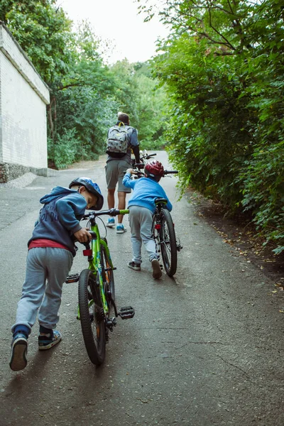 Vader Kinderen Plezier Fietsen Natuur — Stockfoto