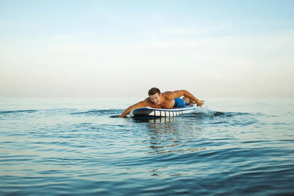 Homem Fazendo Paddle Surf Nascer Sol — Fotografia de Stock