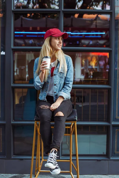 Jonge Vrouw Drinken Koffie Stedelijke Gemeente — Stockfoto