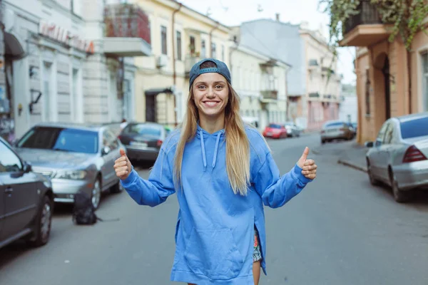 Jong Meisje Hoodie Dwazen Stad — Stockfoto