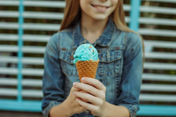 Милая Молодая Девушка Ест Мороженое — стоковое фото