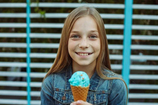 Милая Молодая Девушка Ест Мороженое — стоковое фото