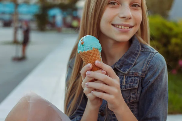 Cute Happy Young Girl Eating Ice Cream — Stock Photo, Image
