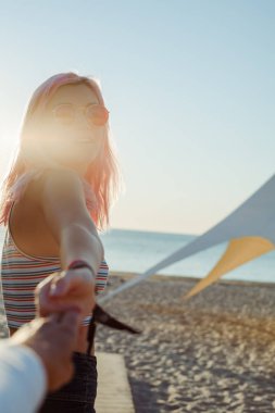 Bilenden çift sahilde