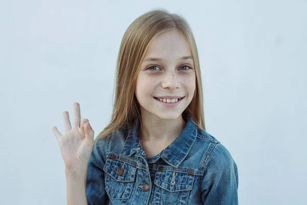 Retrato Uma Menina Pequena Bonito Sorrindo Isolado Fundo Branco — Fotografia de Stock