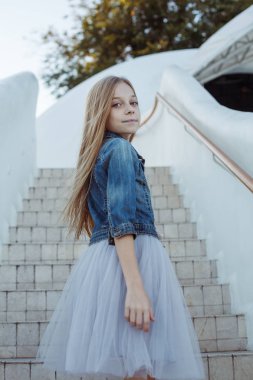 bir kız bir modeldir