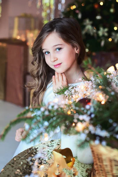 Πορτραίτο Κοριτσιού Κάτω Από Ένα Δέντρο Χριστουγεννιάτικα — Φωτογραφία Αρχείου