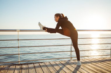 Sportif kız uzanan yapıyor