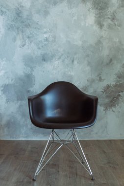 Siyah koltuk ve beton duvar