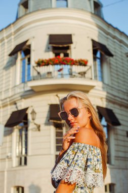 Hayattan zevk ve having fun resort adlı sevimli uzun saçlı sarışın kadın