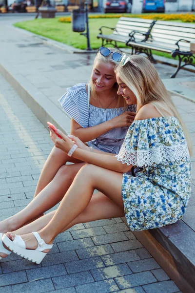 Jonge Mooie Vrouwen Met Behulp Van Een Mobiele Telefoon Rtip — Stockfoto