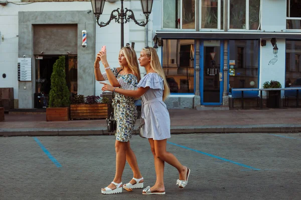 Jonge Mooie Vrouwen Met Behulp Van Een Mobiele Telefoon Rtip — Stockfoto