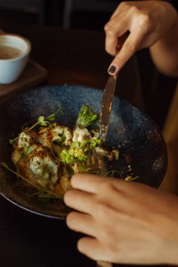 Kahvaltı restoranda yemek ve kahve kupaları odaklı kadın