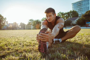 genç adam spor egzersizleri