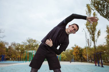 Yakışıklı boksör parkta uzanan yan görünüm