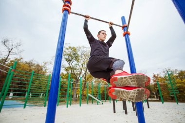 Yakışıklı boksör parkta eğitim yan görünüm