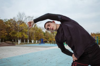 Yakışıklı boksör parkta uzanan yan görünüm