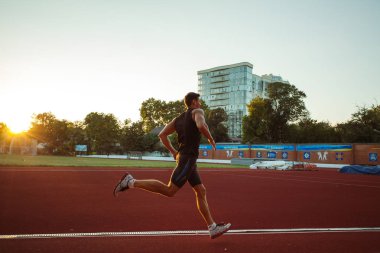 Fitness sporcumuz gündoğumu yolda çalışan