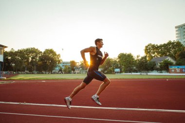Çalışan genç adam sprinter runner