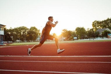 Fitness sporcumuz gündoğumu yolda çalışan
