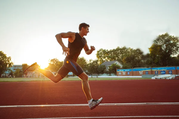 Çalışan genç adam sprinter runner