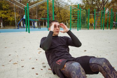Bir amaca hizmet edecek sportif adamın açık fotoğraf