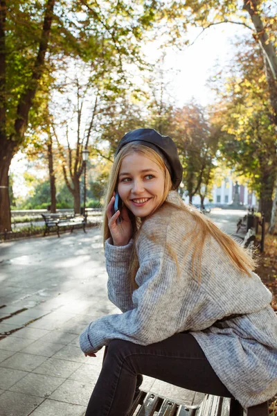 Gelukkig Jonge Vrouw Bellen Met Haar Smartphone — Stockfoto