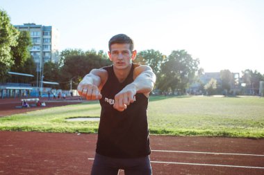 Sıcak yapan yakışıklı erkek