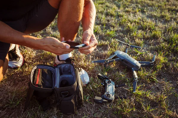 Homme Opérant Drone Par Télécommande Amusant — Photo