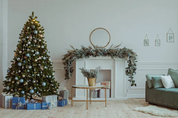 Árbol Navidad Con Regalos Debajo Salón —  Fotos de Stock