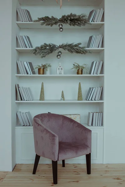 Noel dekorasyonu ile kitap raf