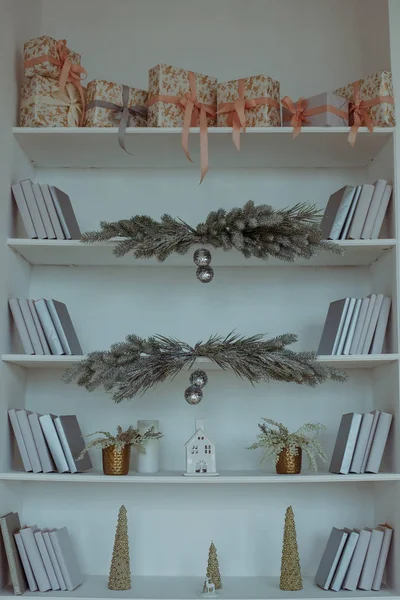 Estante Del Libro Con Decoración Navidad — Foto de Stock